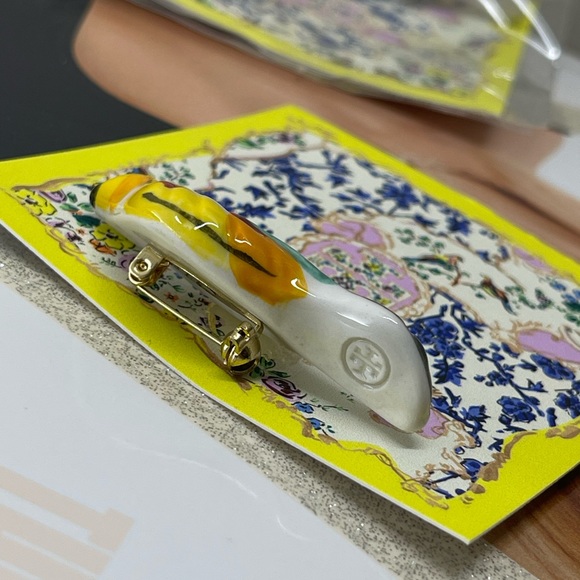 (new+tag) Tory Burch RARE bird brooch pin, porcelain painted + gold hard… - Picture 9 of 9